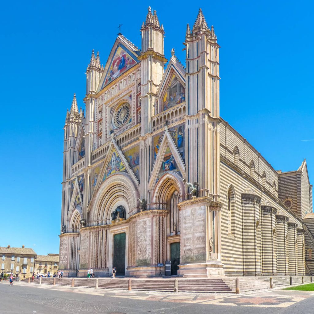 Situated on top of a hill, Todi strategically dominates the central Tiber-valley. In ancient times, Todi was an important centre on the border between the Etruscan and the Umbrian civilizations and later taken over by the Romans.