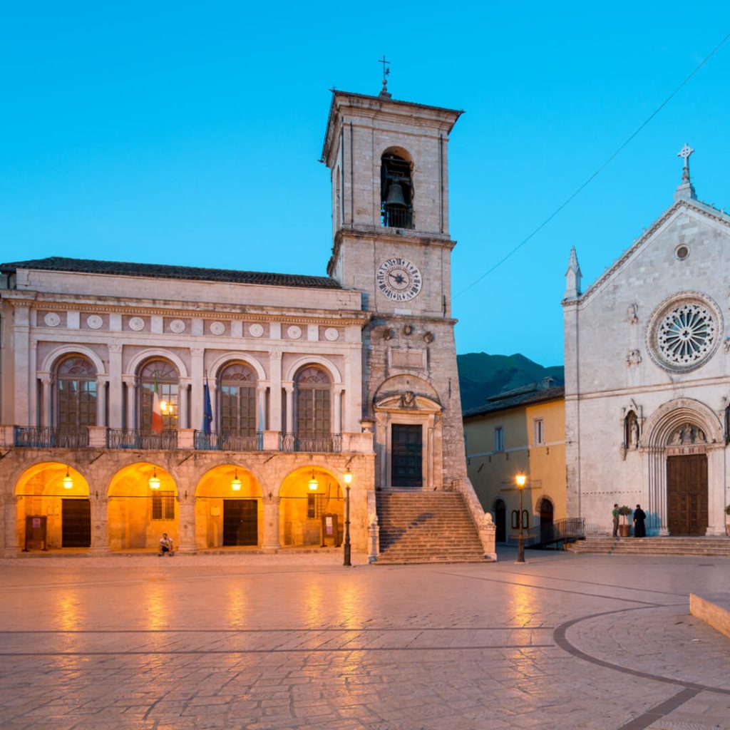 Norcia is a rather remote town located on a wide plain in the heart of the Central Appenines. The town has the shape of a heart and is still completely surrounded by it’s medieval walls.